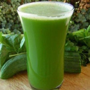 A green juice made up of apples, tomatoes and cucumber.