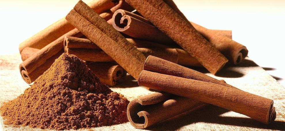 Cinnamon sticks with cinnamon powder.